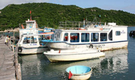 Glass-Bottom-Boat-Trip-On-Nha-Trang-Bay